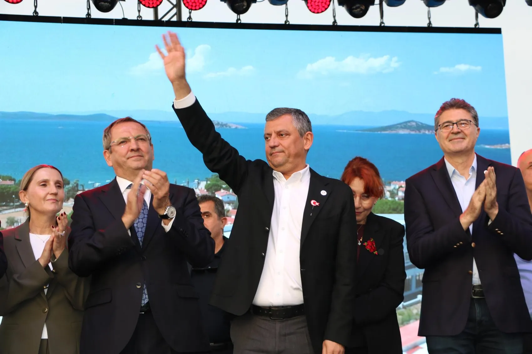 Süt parasını bağışlayan üreticinin emaneti müzede: Özgür Özel'den sandık sözü