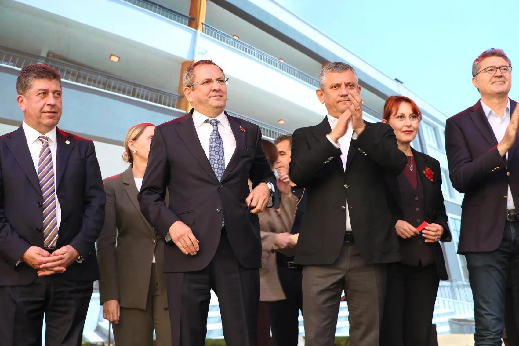 Süt parasını bağışlayan üreticinin emaneti müzede: Özgür Özel'den sandık sözü