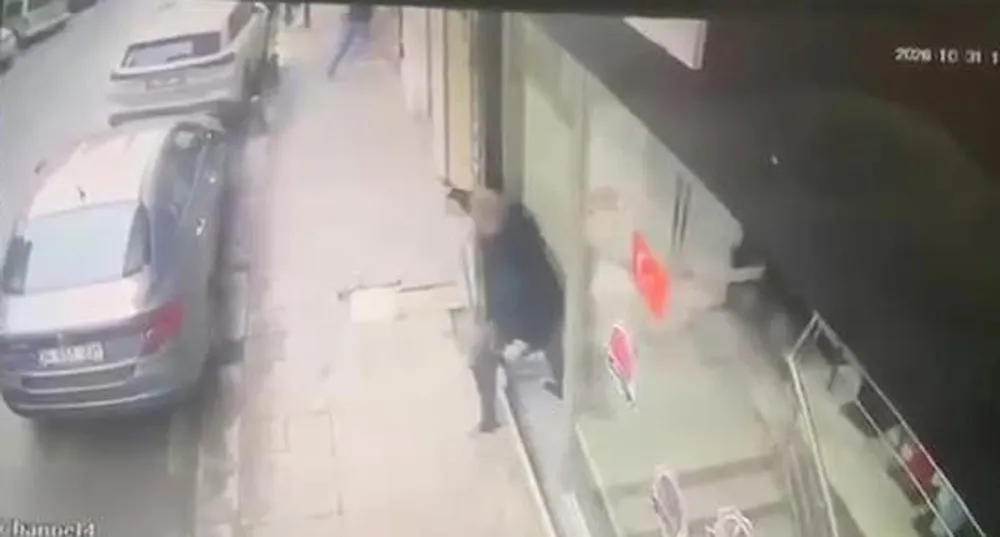 Zeytinburnu'nda dehşet anları: Haraç isteyen saldırganı kendi silahıyla vurdu