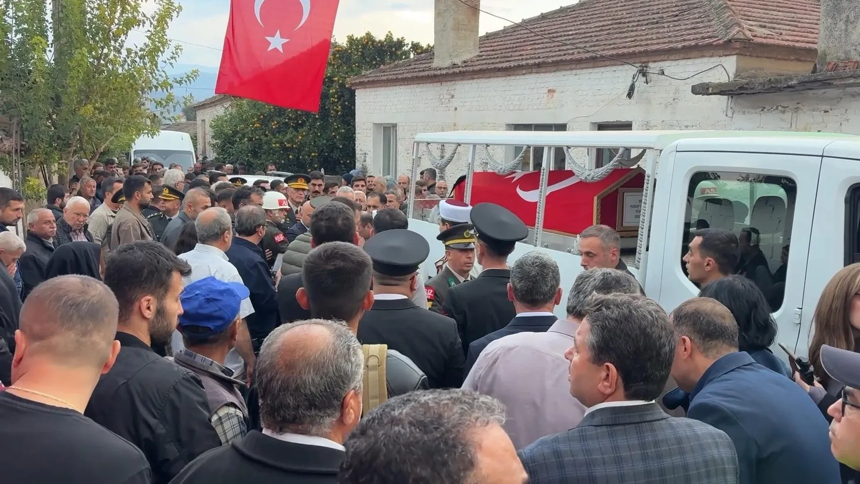 Aydın şehidini son yolculuğuna uğurladı: Çine'de hüzünlü veda