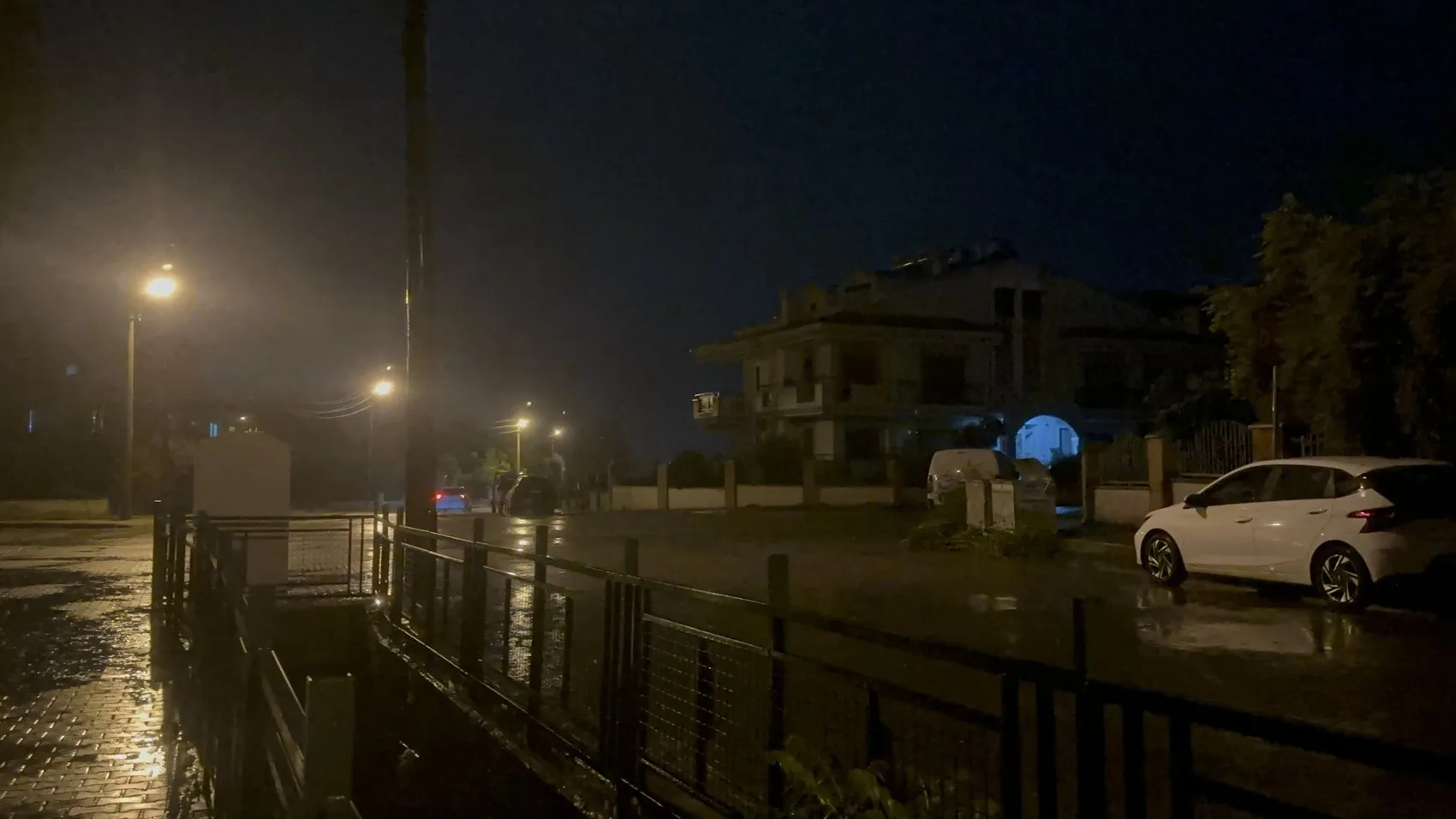 Marmaris'te akşam saatlerinde aniden bastıran sağanak hayatı felç etti