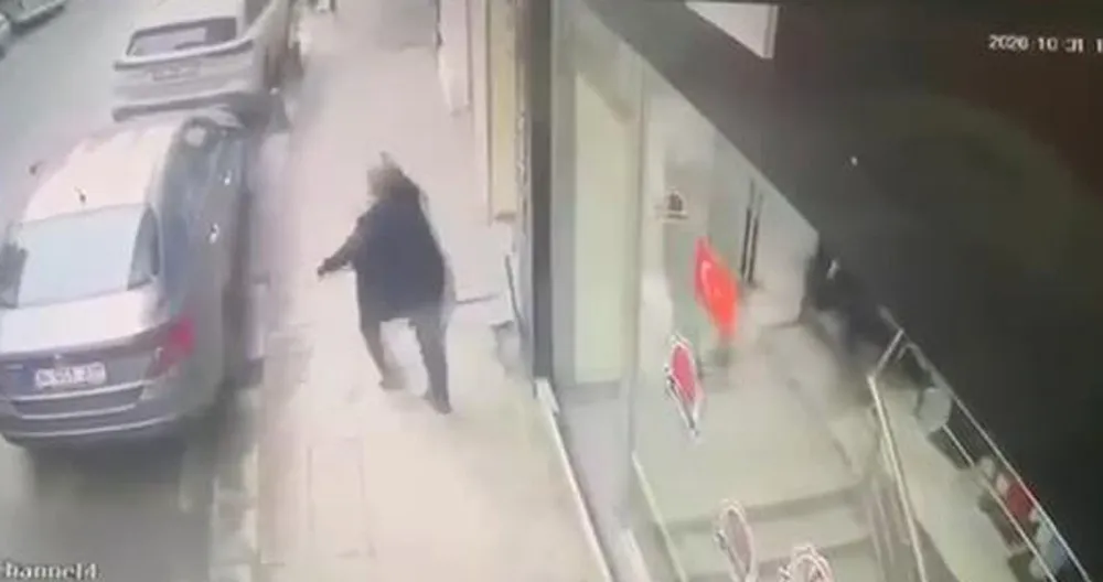Zeytinburnu'nda dehşet anları: Haraç isteyen saldırganı kendi silahıyla vurdu
