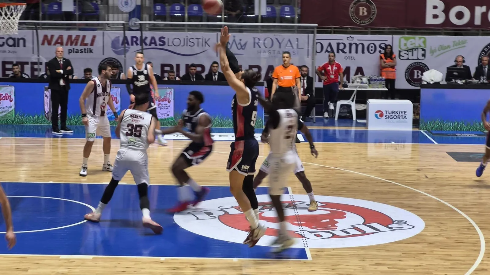 Bandırma'da basketbol şöleni: Bordo evinde rakibine geçit vermedi