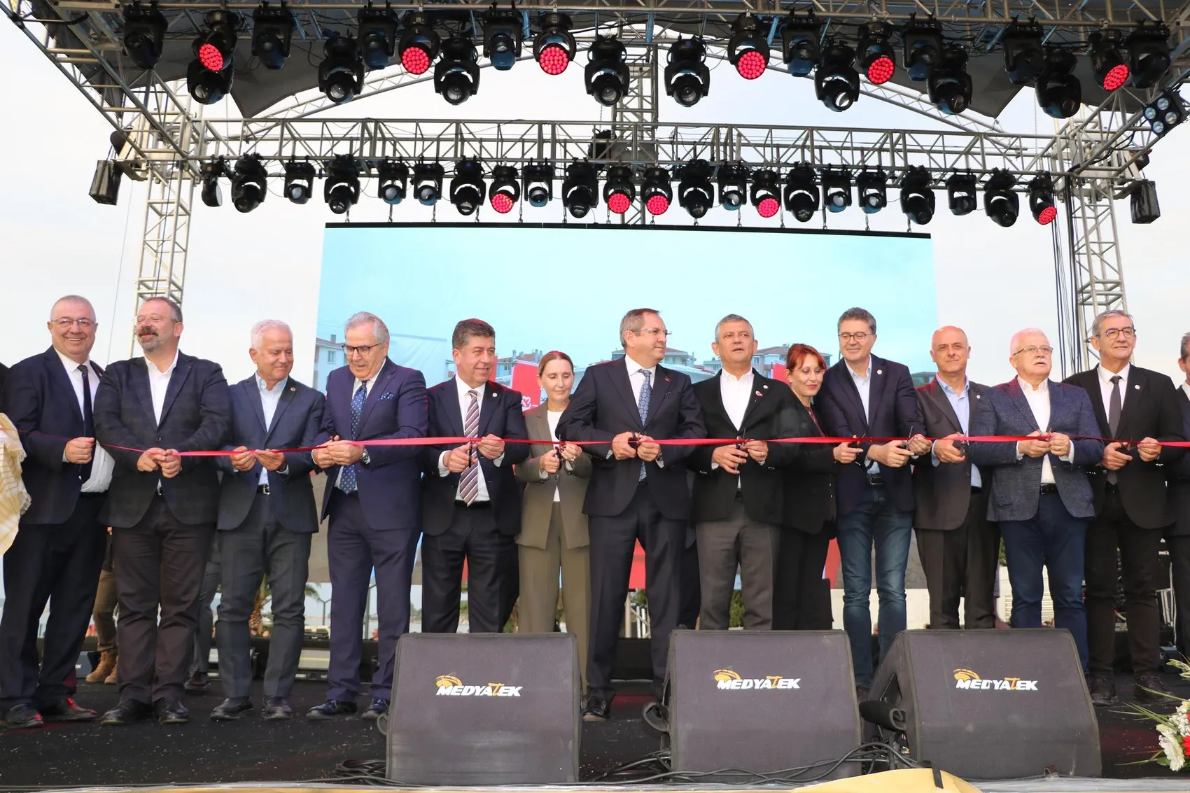 Süt parasını bağışlayan üreticinin emaneti müzede: Özgür Özel'den sandık sözü