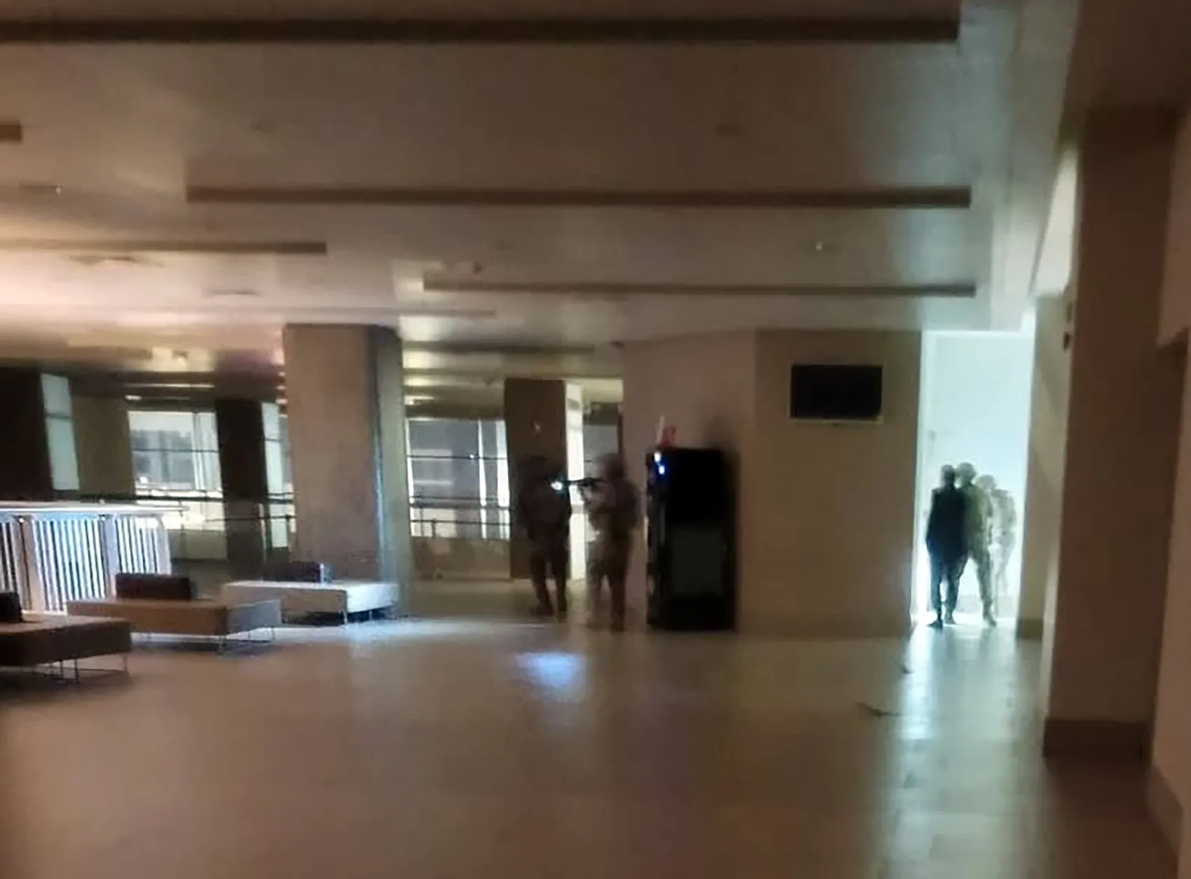 Hastane koridorlarında dehşet anları: Kızını hedef alan baba yakayı ele verdi
