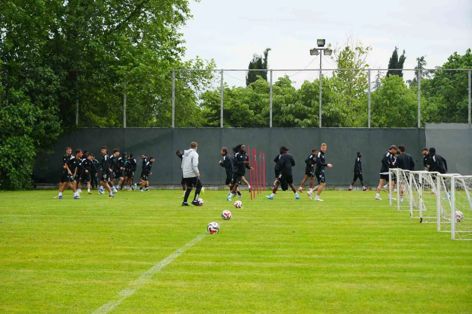 TRENDYOL SÜPER LİG'İN 34. HAFTASINDA ANTALYASPOR İLE DEPLASMANDA KARŞILAŞACAK KOCAELİSPOR'DA TEKNİK DİREKTÖR SELÇUK İNAN, ANTRENMANDA BASIN MENSUPLARINA AÇIKLAMALARDA BULUNDU.