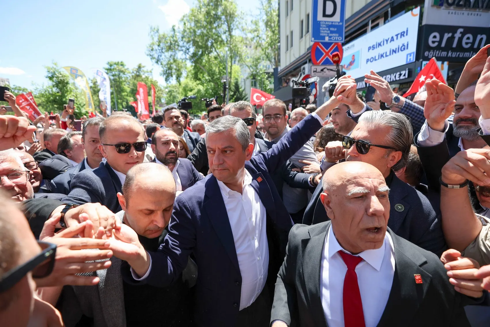 Özgür Özel'den parti yönetimine erken kurultay çağrısı