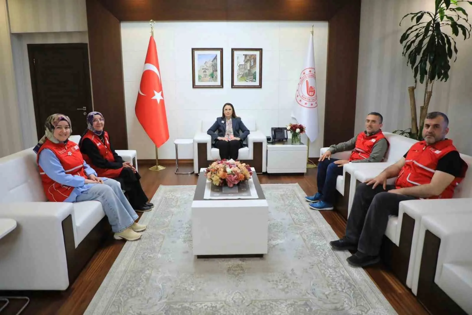 BARTIN VALİSİ NURTAÇ ARSLAN OLDU. VALİ ARSLAN, TÜRK KIZILAYI'NIN "KURBAN BEREKETİNİ YIL BOYU YAŞATIYORSAN HİLAL OLSUN TÜRKİYE" KAMPANYASINA VEKÂLETLE KURBAN BAĞIŞINDA BULUNARAK DESTEK VERDİ.