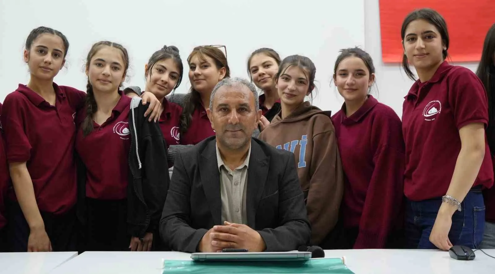 MİLLİ EĞİTİM BAKANLIĞI’NIN "DİLİMİZİN ZENGİNLİKLERİ" PROJESİ KAPSAMINDA, ERZURUM’DA GAZETECİ NİHAT KILIÇOĞULLARI TARAFINDAN LİSE ÖĞRENCİLERİNE "FOTOĞRAFLARLA ŞEHRİN DİLİNİ ANLAMAK" KONULU BİR SÖYLEŞİ DÜZENLENDİ.
