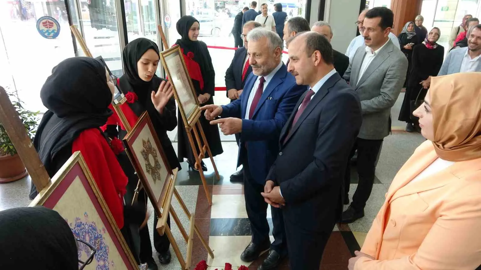 TRABZON KIZ ANADOLU İMAM HATİP LİSESİ FEN VE SOSYAL BİLİMLER PROJE OKULU ÖĞRENCİLERİ TARAFINDAN HAMAMİZADE İHSANBEY KÜLTÜR MERKEZİ’NDE HAZRETİ MUHAMMED’İN (S.A.V.) DOĞUMUNUN 1500. YILI MÜNASEBETİYLE ANLAMLI BİR PROGRAM DÜZENLENDİ.