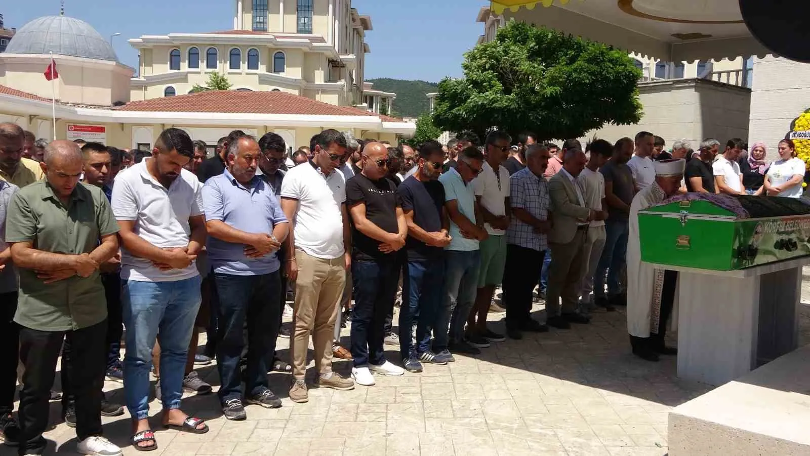 ÖZLEM AYNA'NIN CENAZE NAMAZINDAN KARELER.