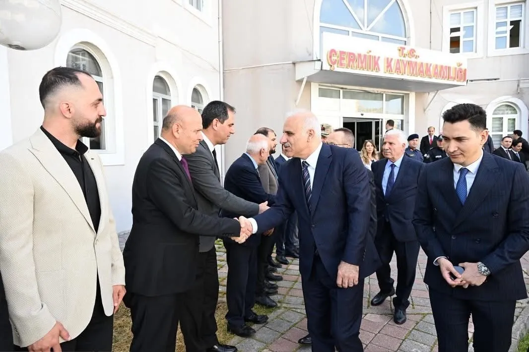 DİYARBAKIR VALİSİ MURAT ZORLUOĞLU, BERABERİNDEKİ HEYETLE ÇERMİK 6. KİTAP FUARI KÜLTÜR VE SANAT FESTİVALİNİ ZİYARET ETTİ .