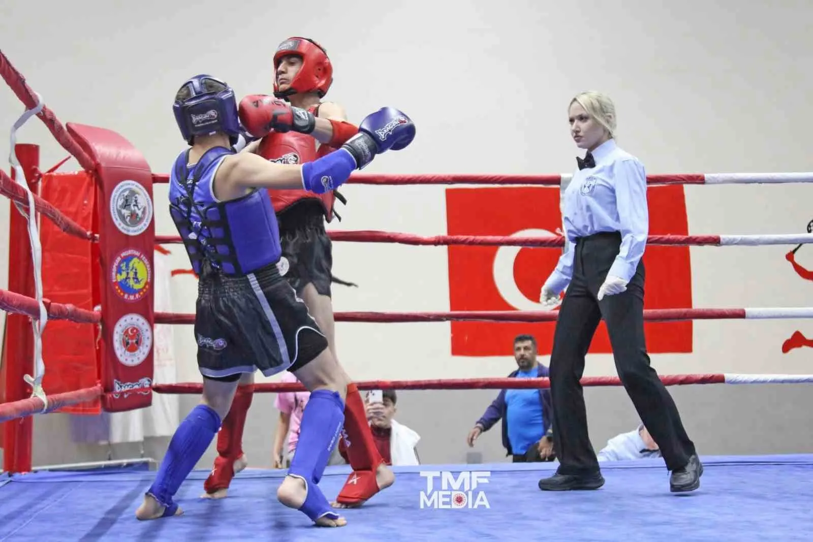 UŞAK'TA YAPILAN MUAYTHAİ OKUL SPORLARI YILDIZLAR TÜRKİYE ŞAMPİYONASI’NDA KAYSERİLİ SPORCULAR 1 ALTIN, 1 GÜMÜŞ VE 4 BRONZ MADALYA KAZANARAK ÖNEMLİ BİR BAŞARIYA İMZA ATTI.