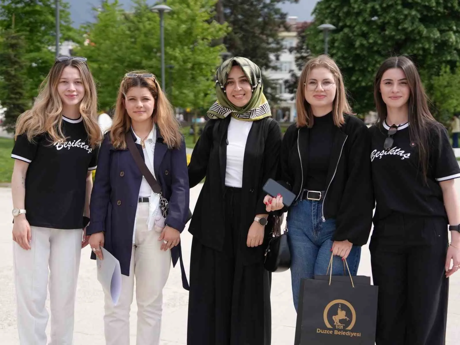 DÜZCE BELEDİYESİ BASIN YAYIN VE HALKLA İLİŞKİLER MÜDÜRLÜĞÜ İLE 1903 DÜZCE BEŞİKTAŞLILAR DERNEĞİ İŞBİRLİĞİNDE ENGELLİLER HAFTASI KAPSAMINDA DÜZENLENEN SOSYAL DENEY ÇALIŞMALARI, VATANDAŞLARA EMPATİ DOLU ANLAR YAŞATTI.