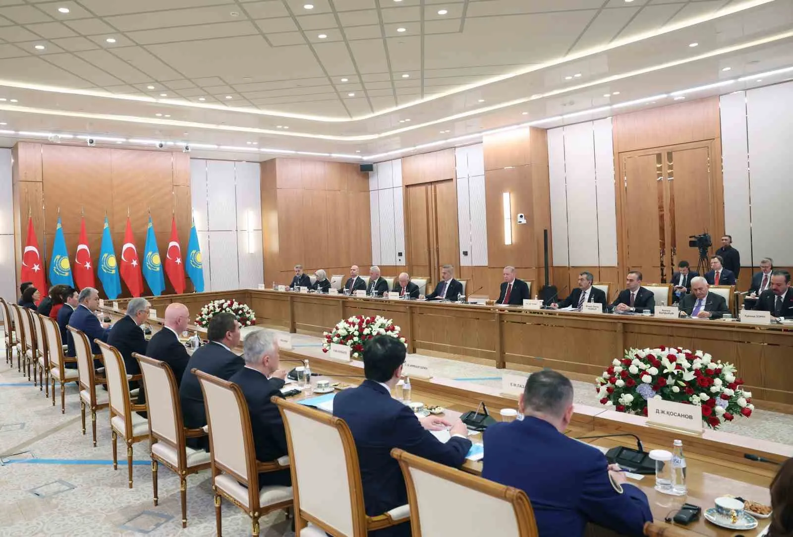 İKİ LİDER, BAŞ BAŞA GÖRÜŞMENİN ARDINDAN HEYETLER ARASI GÖRÜŞMEYE BAŞKANLIK ETTİ.