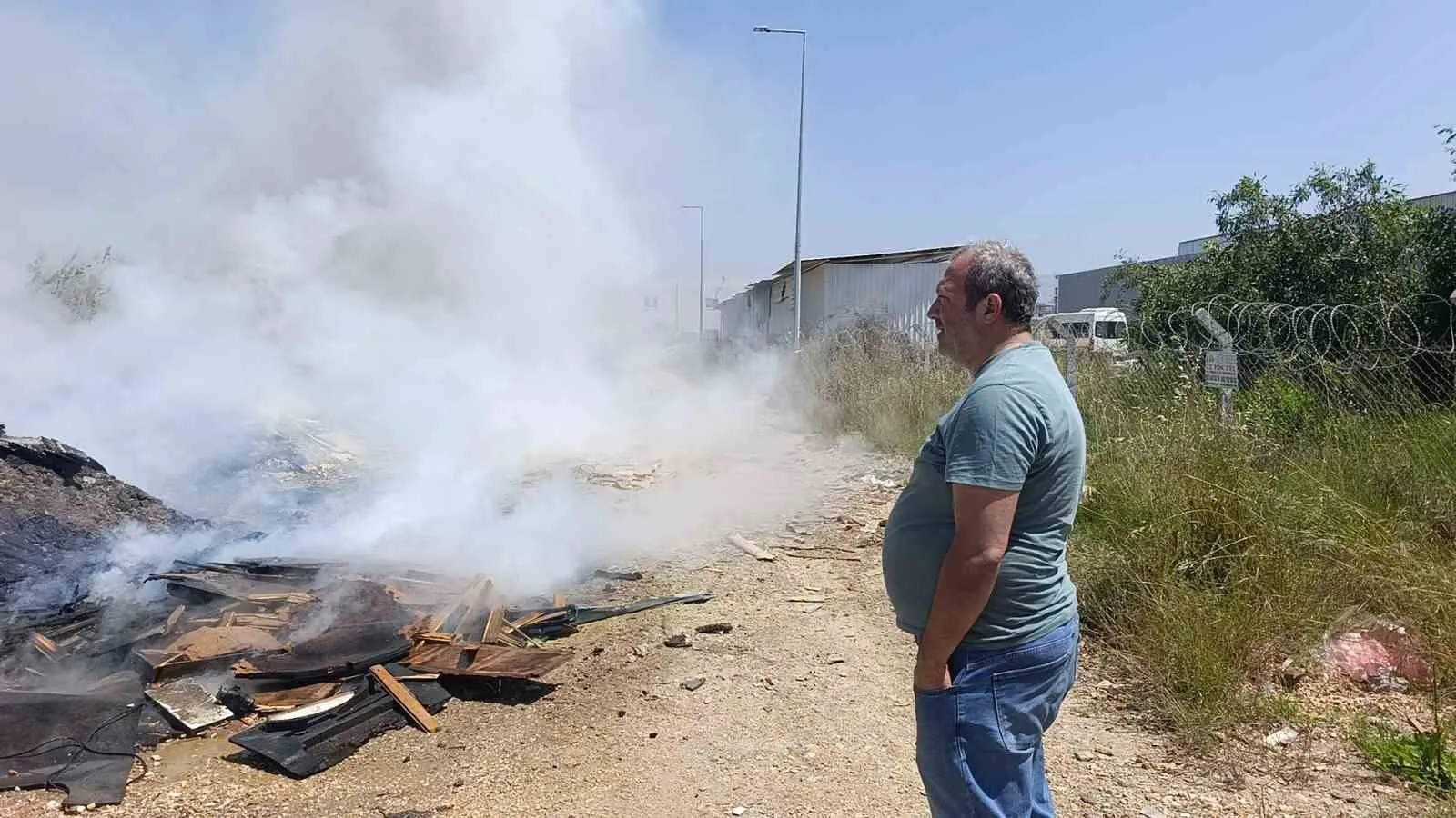 ANTALYA'NIN MANAVGAT İLÇESİNDE BOŞ ARAZİYE DÖKÜLEN ÇÖPLERİN YAKILMASI SONUCU ÇIKAN YANGINLAR, İTFAİYE EKİPLERİNİN MÜDAHALESİ SONUCUNDA İŞ YERLERİNE ULAŞMADAN SÖNDÜRÜLDÜ.