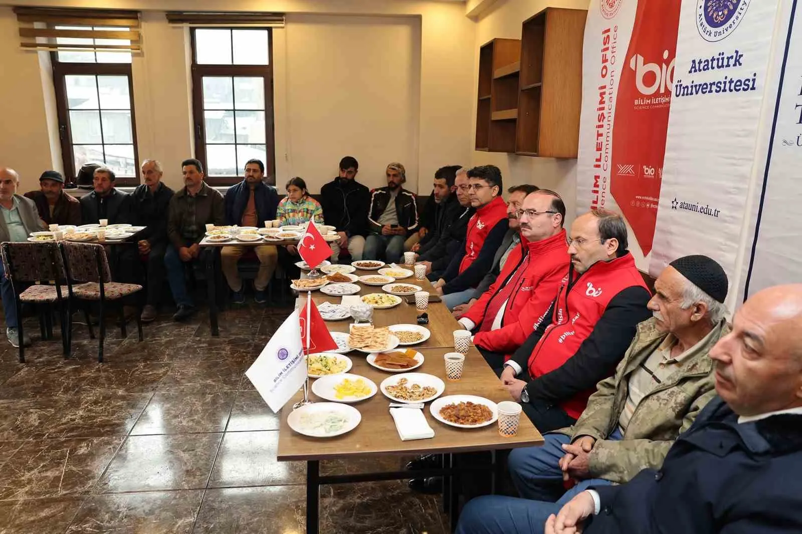 ATATÜRK ÜNİVERSİTESİ İLE ERZURUM TEKNİK ÜNİVERSİTESİ İŞ BİRLİĞİNDE DÜZENLENEN “TARIM VE HAYVANCILIKTA DİJİTALLEŞME” PROGRAMI, BİLİM İLE ÜRETİCİYİ AYNI SAHADA BULUŞTURDU.