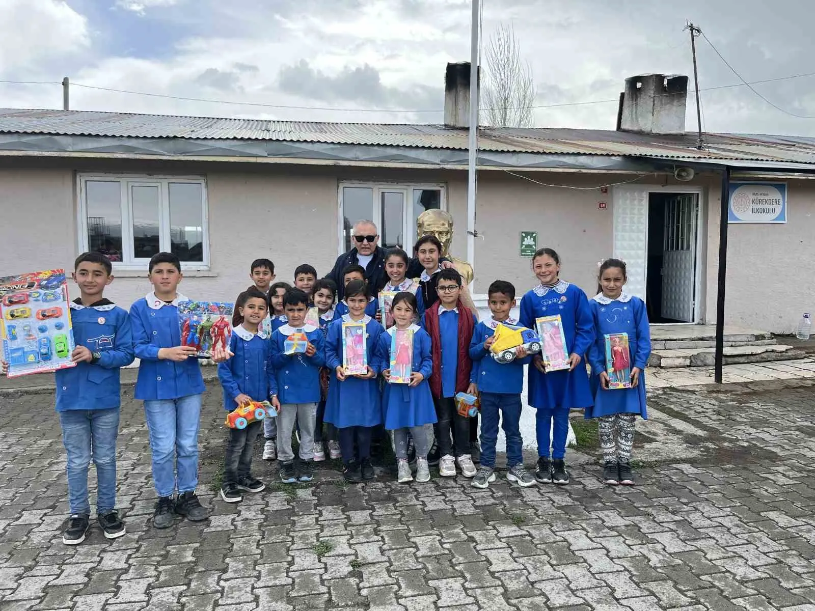 İŞ ADAMI MUHSİN ŞAŞMAZ TARAFINDAN HAYATA GEÇİRİLEN, "OYUNCAKSIZ ÇOCUK KALMASIN, OYUNCAKLAR MUHSİN ABİDEN" PROJESİ KAPSAMINDA KARS'IN ERMENİSTAN SINIRINDA BULUNAN KÖY OKULUNA GELEN OYUNCAK KARAVANI, ÇOCUKLARA ADETA BAYRAM SEVİNCİ YAŞATTI.