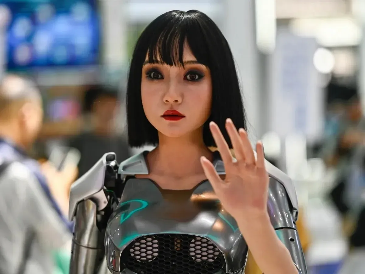 Çin, insansı robotlara kimlik kartı vermeye başlıyor