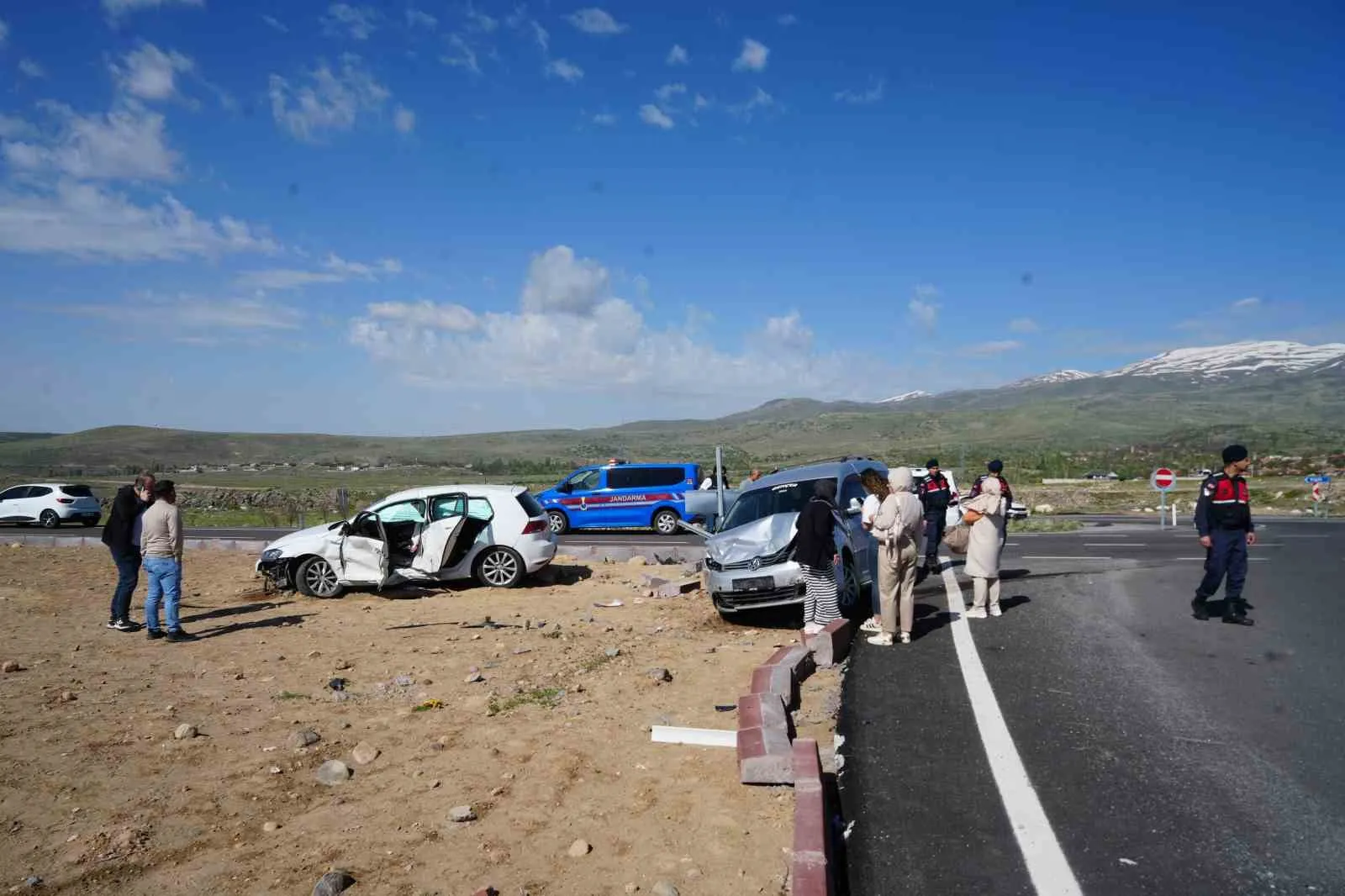 NİĞDE'DE HAFİF TİCARİ ARAÇ İLE OTOMOBİLİN ÇARPIŞMASI SONUCU 7 KİŞİ YARALANDI.