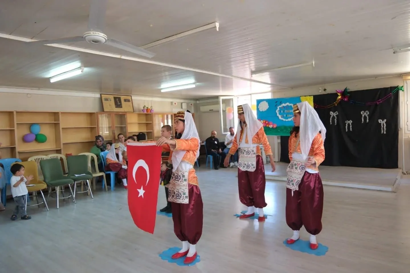 MANİSA’NIN SARIGÖL İLÇESİNDE, 10-16 MAYIS ENGELLİLER HAFTASI KAPSAMINDA ANLAMLI BİR PROGRAM DÜZENLENDİ. SARIGÖL ATATÜRK ORTAOKULU EV SAHİPLİĞİNDE GERÇEKLEŞTİRİLEN KUTLAMA PROGRAMI, KATILIMCILARDAN TAM NOT ALDI.