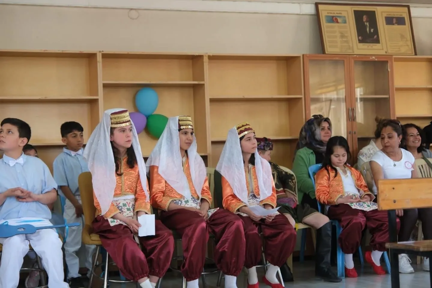 MANİSA’NIN SARIGÖL İLÇESİNDE, 10-16 MAYIS ENGELLİLER HAFTASI KAPSAMINDA ANLAMLI BİR PROGRAM DÜZENLENDİ. SARIGÖL ATATÜRK ORTAOKULU EV SAHİPLİĞİNDE GERÇEKLEŞTİRİLEN KUTLAMA PROGRAMI, KATILIMCILARDAN TAM NOT ALDI.