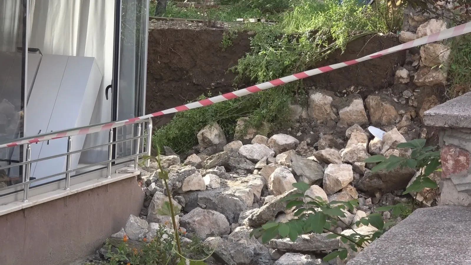 Amasya'da apartman duvarı saniyeler içinde çöktü