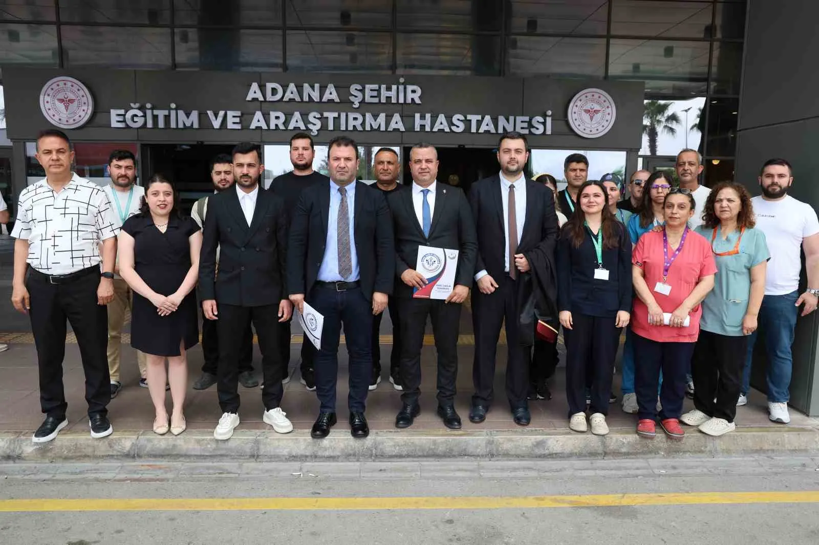 GENÇ SAĞLIK SENDİKASI ÜYELERİ ADANA ŞEHİR HASTANESİ ÖNÜNDE BASIN AÇIKLAMASI YAPIP KONUNUN TAKİPÇİSİ OLACAKLARINI DUYURDU.