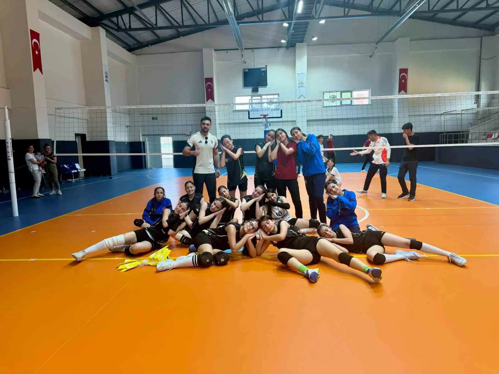 SİVEREK SPOR LİSESİ KIZ VOLEYBOL TAKIMI ŞAMPİYON OLDU