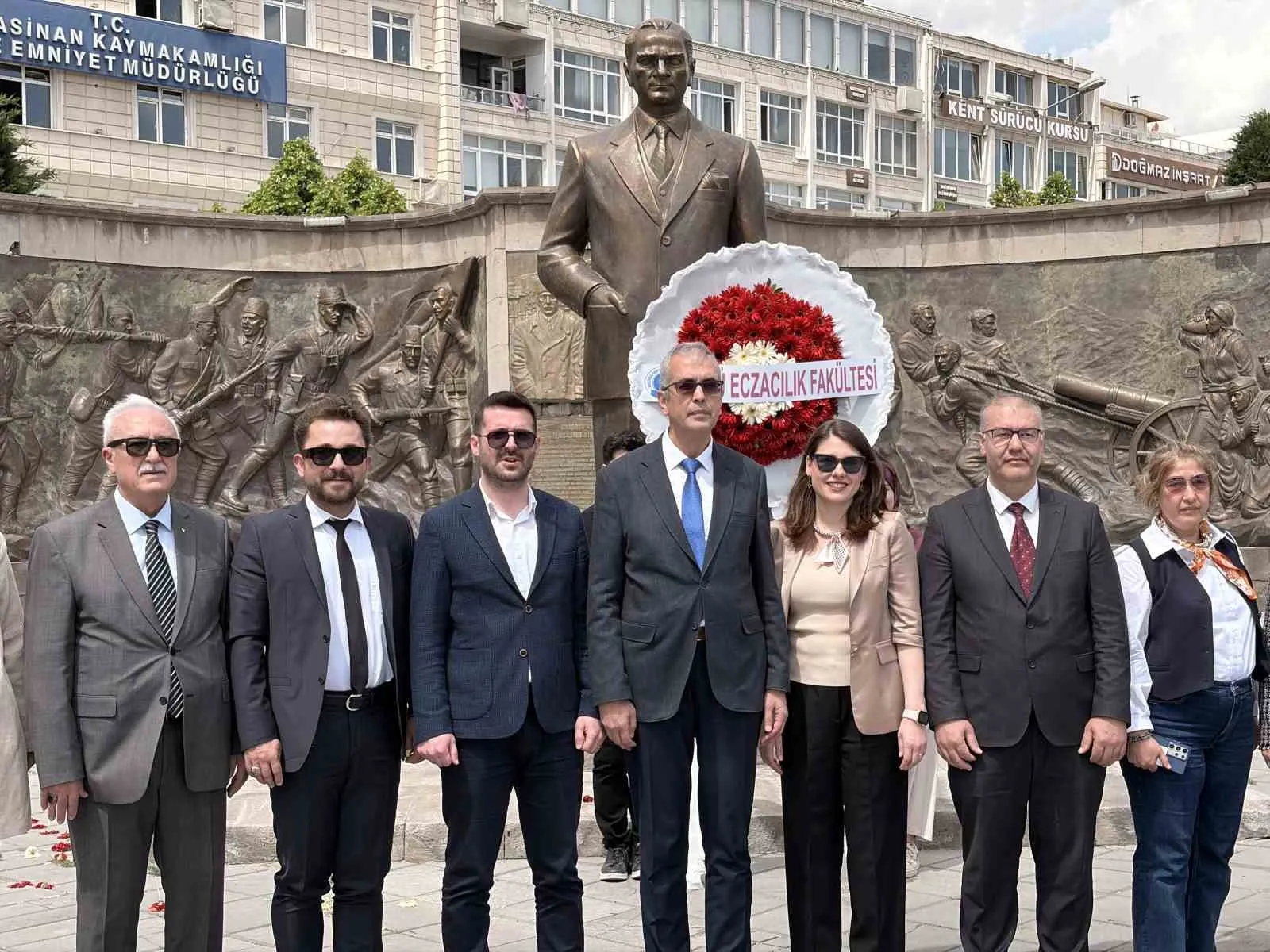 ERCİYES ÜNİVERSİTESİ (ERÜ) ECZACILIK FAKÜLTESİ DEKANI PROF. DR. ORHAN PÜSKÜLLÜ, ECZACILARIN İLACIN GÜVENLİ, ETKİLİ VE BİLİNÇLİ KULLANIMINDA SAĞLIK SİSTEMİNİN VAZGEÇİLMEZ BİR PARÇASI OLDUĞUNU KAYDETTİ.