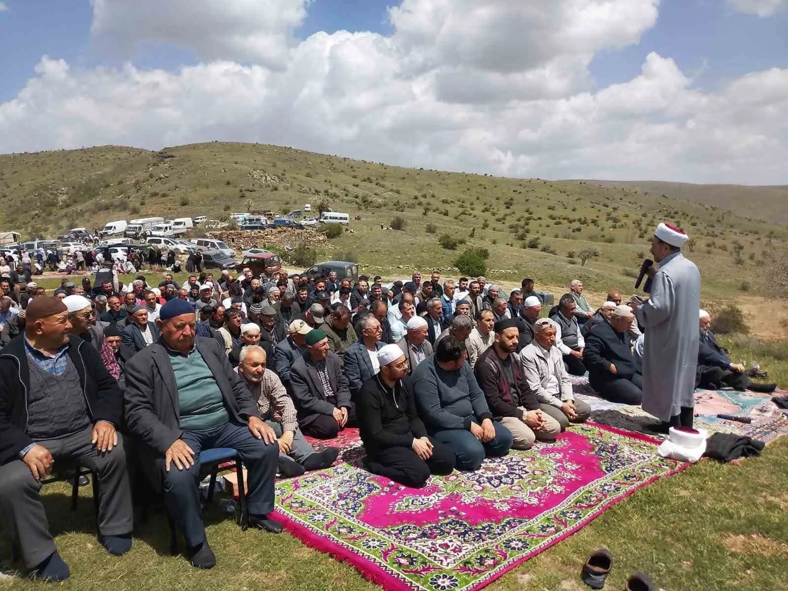 AFYONKARAHİSAR’IN ŞUHUT İLÇESİNE BAĞLI ÇAKIRÖZÜ KÖYÜ MUHTARLIĞI ÖNCÜLÜĞÜNDE DÜZENLENEN ŞÜKÜR VE YAĞMUR DUASI PROGRAMI YOĞUN KATILIMLA GERÇEKLEŞTİRİLDİ.