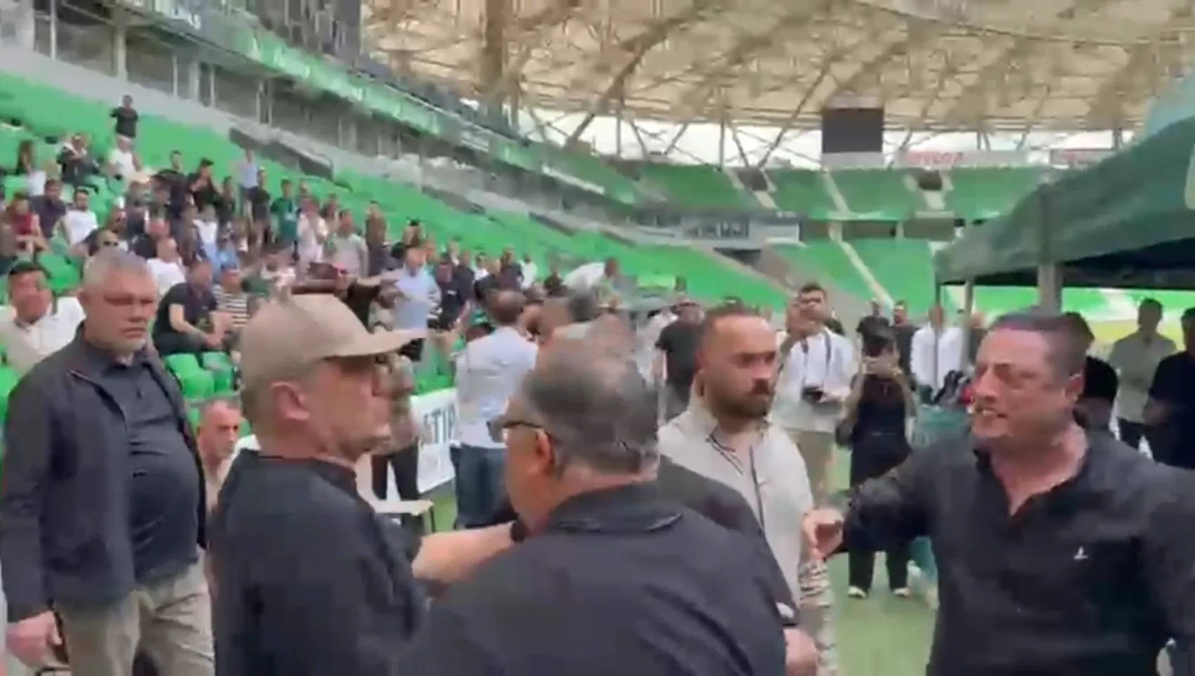 Sakaryaspor kongresinde gerginlik çıktı seçim ertelendi