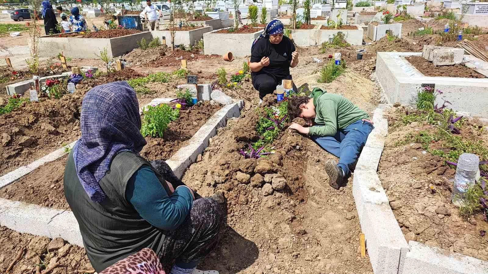 ADANA'DA KALP KRİZİ VAKASINA GİDEN SAĞLIK EKİBİ HASTAYA MÜDAHALE EDERKEN AMBULANSIN ANAHTARI KAYBOLDU. ANAHTAR BULUNAMAYINCA İKİNCİ AMBULANS ÇAĞRILDI, HASTA İKİNCİ AMBULANSLA GÖTÜRÜLDÜĞÜ HASTANEDE KURTARILAMADI