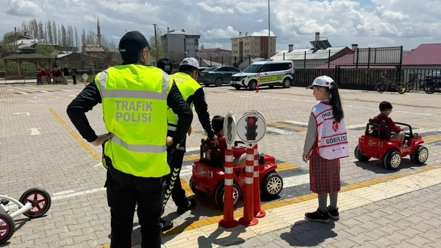 AYDINTEPE'DE ÖĞRENCİLER TRAFİK KURALLARINI UYGULAMALI ÖĞRENDİ