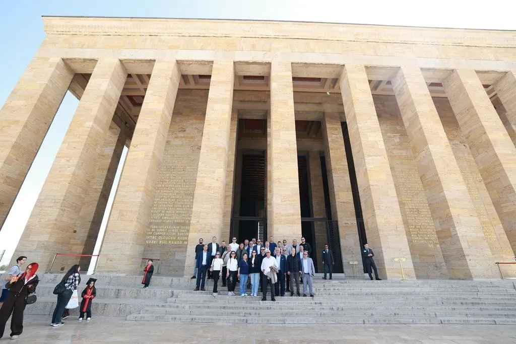 ŞEHZADELER BELEDİYESİ’NİN DÜZENLEDİĞİ İKİ GÜNLÜK ANKARA PROGRAMINDA MAHALLE MUHTARLARI TBMM’DE CHP GENEL BAŞKANI ÖZGÜR ÖZEL İLE BİR ARAYA GELİRKEN, ANITKABİR ZİYARETİNDE İSE DUYGUSAL ANLAR YAŞADI.