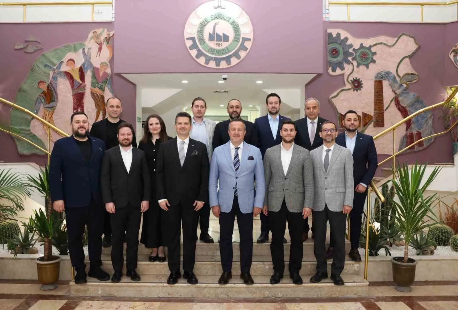 DENİZLİ GENÇ İŞ İNSANLARI DERNEĞİ (DEGİAD) YÖNETİM KURULU BAŞKANI KEMAL SÖZKESEN VE BERABERİNDEKİ YÖNETİM KURULU ÜYELERİ, DENİZLİ ORGANİZE SANAYİ BÖLGESİ BAŞKANI SELİM YAYMANOĞLU VE YÖNETİM KURULU ÜYELERİNE HAYIRLI OLSUN ZİYARETİNDE BULUNDU.