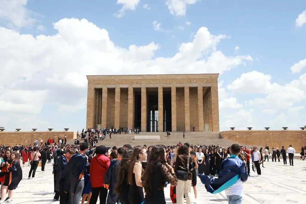 ŞEHZADELER BELEDİYESİ’NİN DÜZENLEDİĞİ İKİ GÜNLÜK ANKARA PROGRAMINDA MAHALLE MUHTARLARI TBMM’DE CHP GENEL BAŞKANI ÖZGÜR ÖZEL İLE BİR ARAYA GELİRKEN, ANITKABİR ZİYARETİNDE İSE DUYGUSAL ANLAR YAŞADI.
