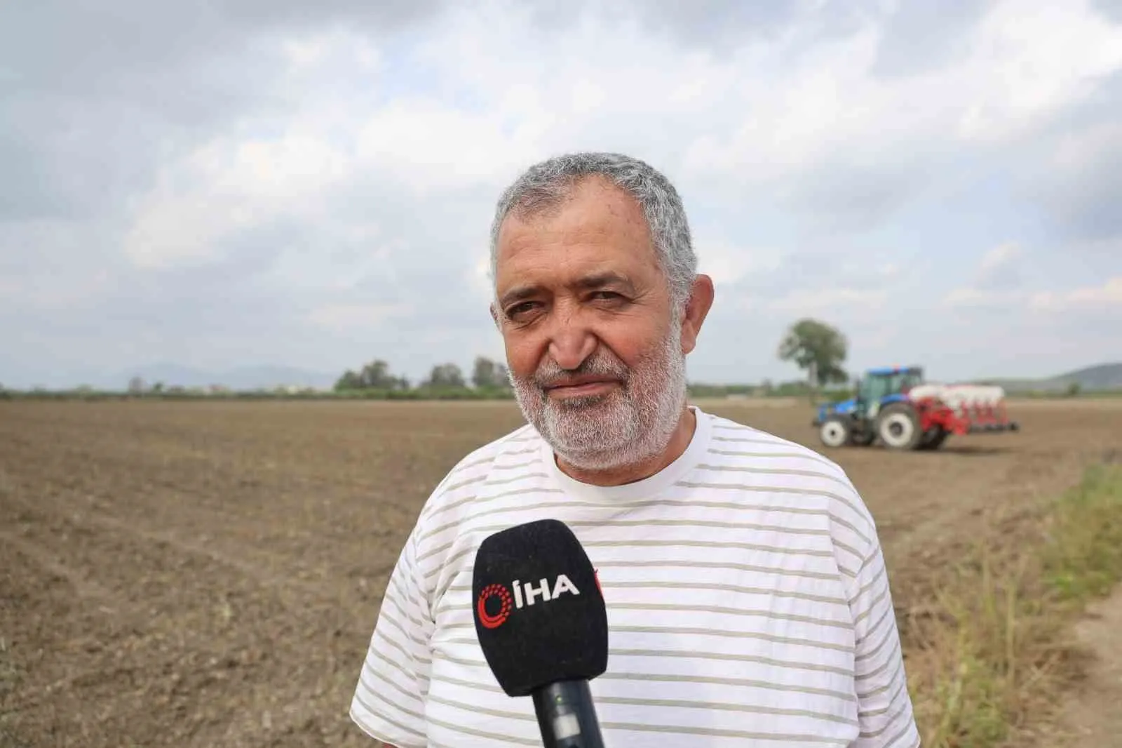 ÜRETİCİ TAHSİN ALADAĞ, "ŞİMDİ AYÇİÇEĞİ EKİYORUZ. HAVA ÇOK SICAK GİTMEZ, SERİN GEÇER VE SULAMA SORUNU YAŞAMAZSAK AYÇİÇEĞİNDEN UMUTLUYUZ" İFADELERİNİ KULLANDI.