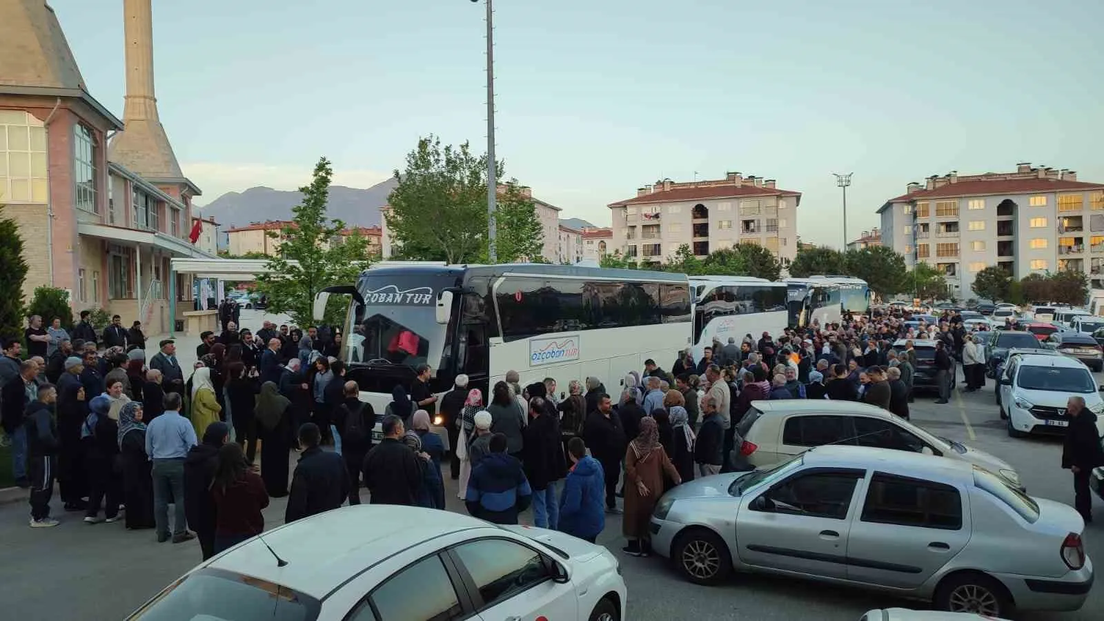 DENİZLİ’DE HAC İBADETİNİ YERİNE GETİRECEK 201 HACI ADAYI, HİLAL CAMİSİNDE SABAH NAMAZININ ARDINDAN DÜZENLENEN TÖRENLE KUTSAL TOPRAKLARA UĞURLANDI. İL MÜFTÜSÜ ABDULLAH PAMUKLU, HACI ADAYLARINA SABIR, KARDEŞLİK VE MANEVİ BİLİNÇ VURGUSUNDA BULUNDU.
