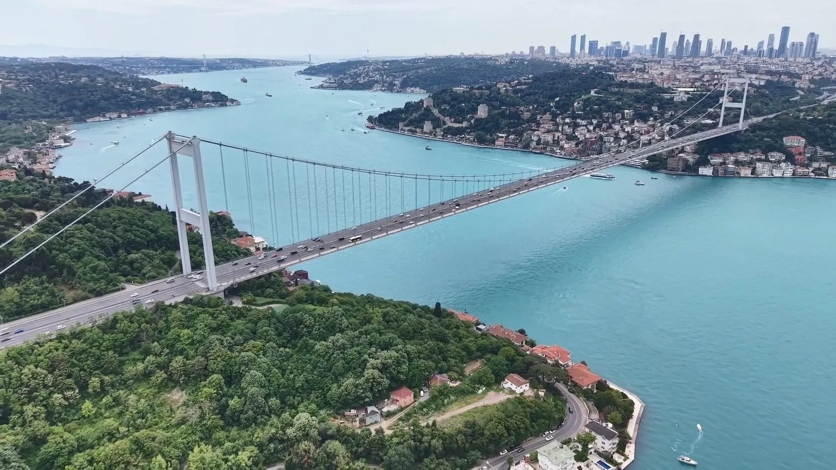 İstanbul Boğazı bugün alışılmadık turkuaz rengine büründü