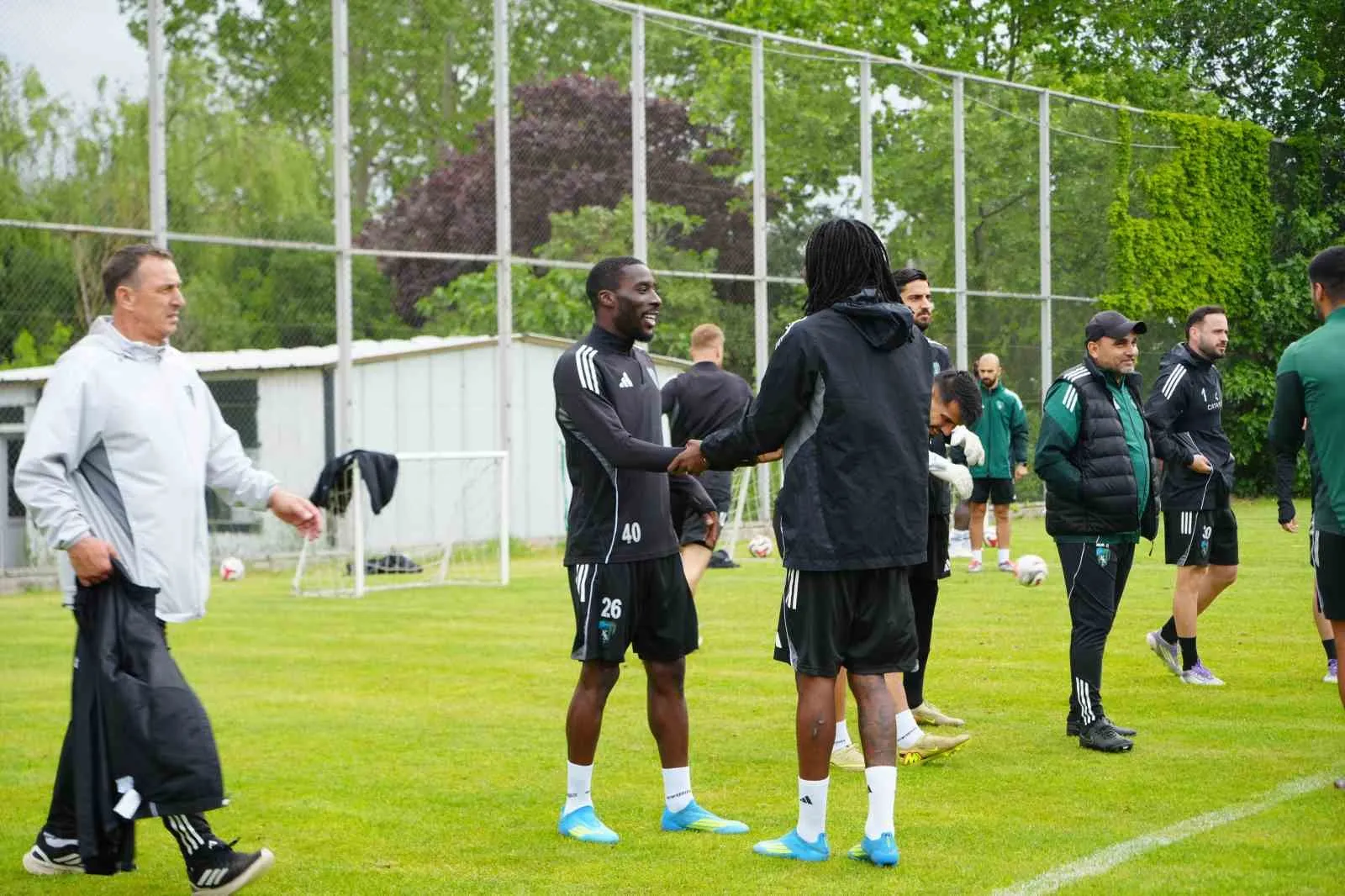 KOCAELİSPOR, TRENDYOL SÜPER LİG’İN 34. HAFTASINDA DEPLASMANDA OYNAYACAĞI ANTALYASPOR MAÇININ HAZIRLIKLARINI KÖRFEZ BRUNGA TESİSLERİ’NDE SÜRDÜRÜRKEN, ANTRENMAN ÖNCESİNDE KALECİ GÖKHAN DEĞİRMENCİ SEZONU VE TAKIMIN LİGDE KALMA SÜRECİNİ DEĞERLENDİRDİ.
