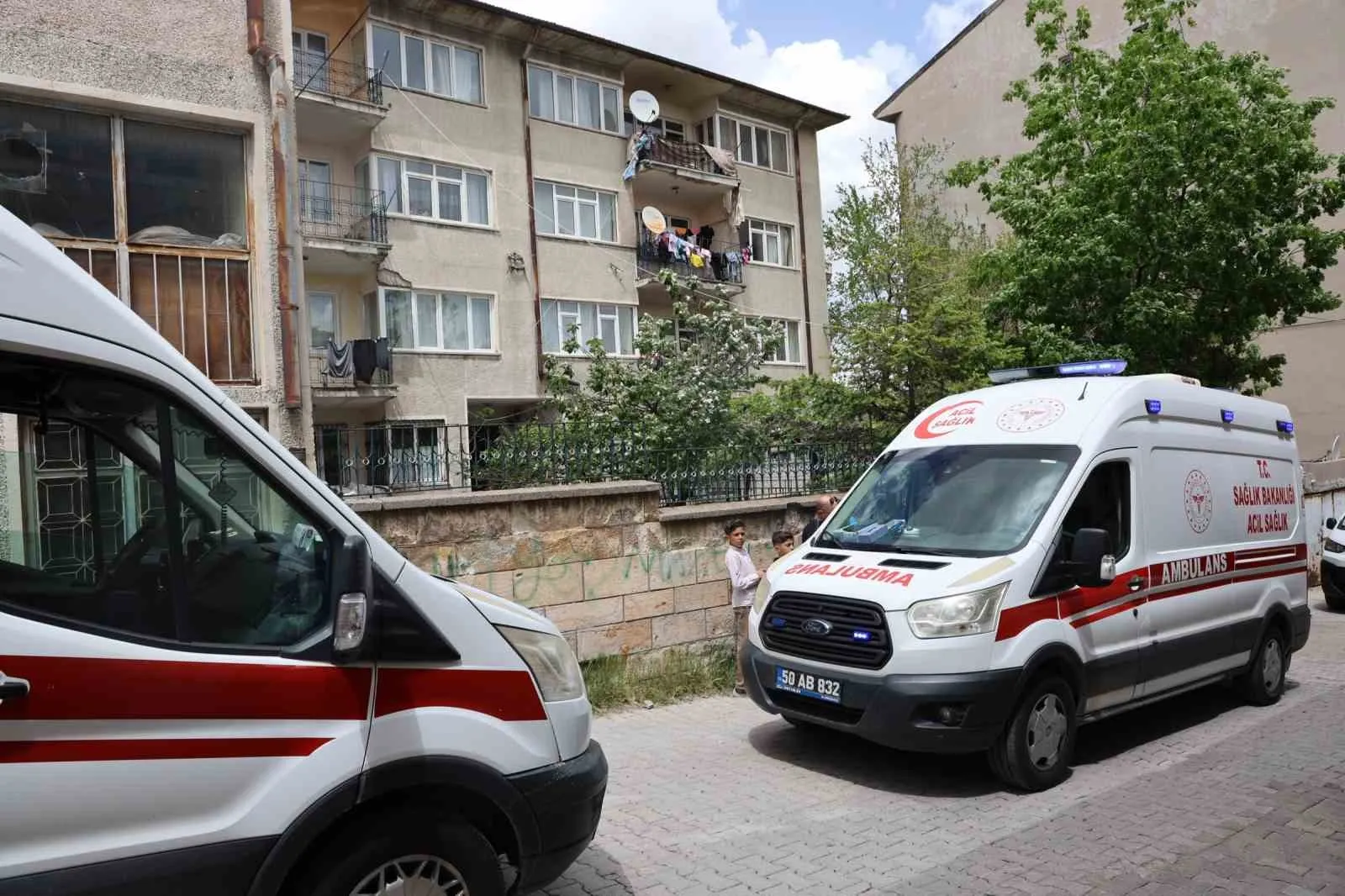 NEVŞEHİR'DE BALKONDA OYNAYAN İKİ KARDEŞ PEŞ PEŞE BALKONDAN DÜŞEREK YARALANDI.