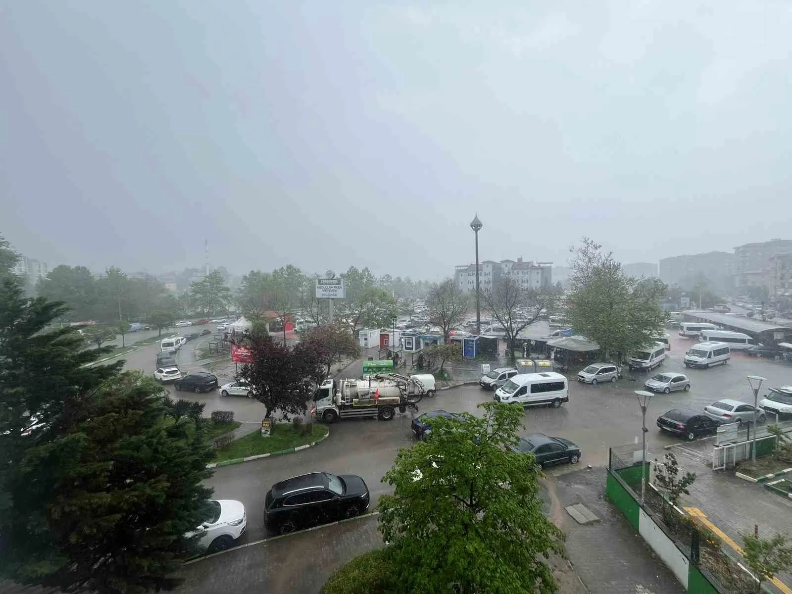 SAMSUN'UN ÇARŞAMBA İLÇESİNDE ÖĞLE SAATLERİNDEN İTİBAREN ETKİSİNİ GÖSTEREN ŞİDDETLİ SAĞANAK YAĞIŞ VE FIRTINA YOLLARDA SU BİRİKİNTİLERİNE SEBEP OLDU.