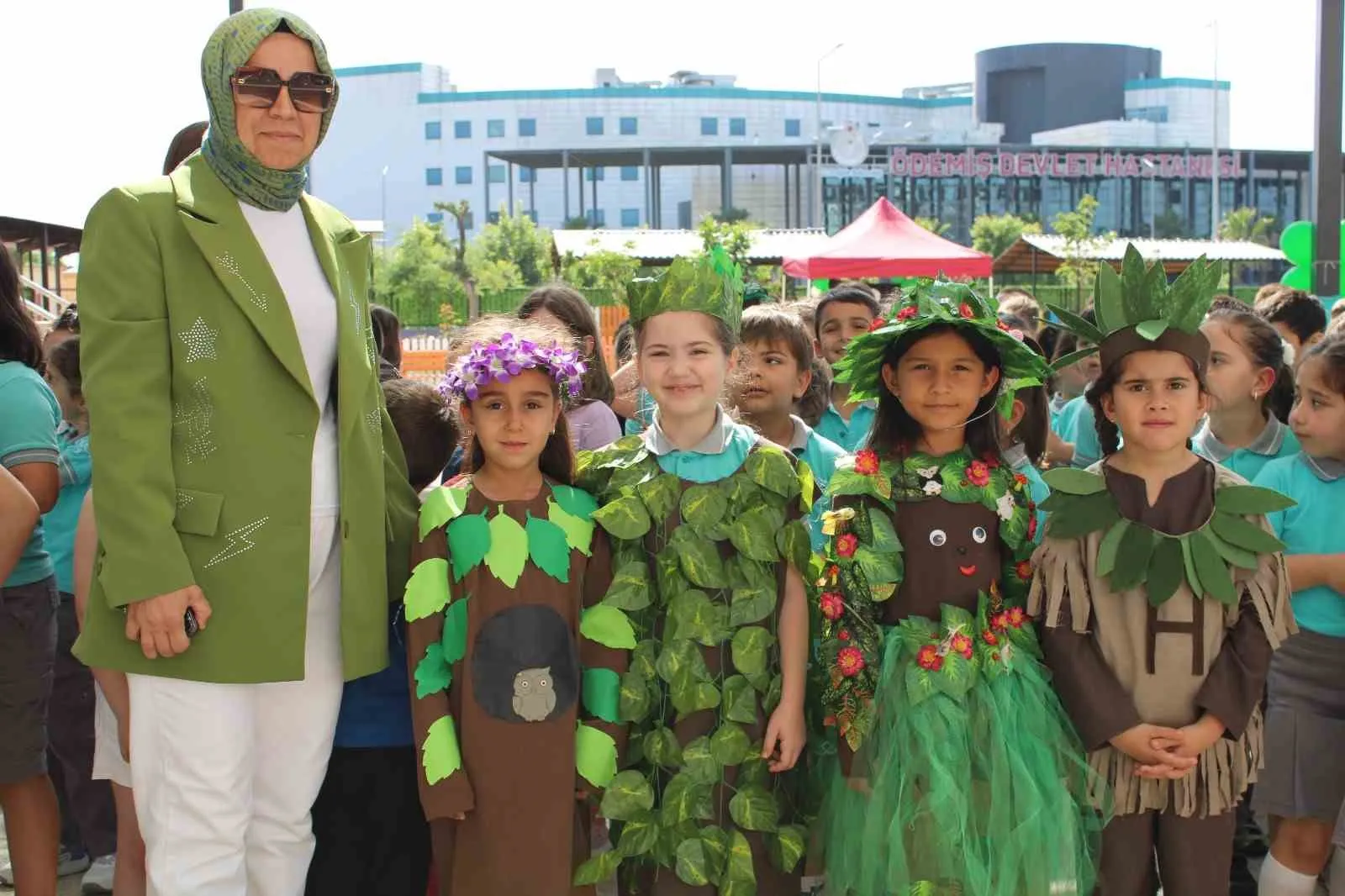 ÖDEMİŞ 100. YIL İLKOKULUNDA DÜZENLENEN 'YEŞİLFEST SAĞLIKLI YAŞAM FESTİVALİ' İLE YÜZLERCE ÖĞRENCİ VE VELİ, SPOR AKTİVİTELERİ VE EĞİTİCİ ETKİNLİKLERLE SAĞLIKLI YAŞAMIN KAPILARINI ARALADI.