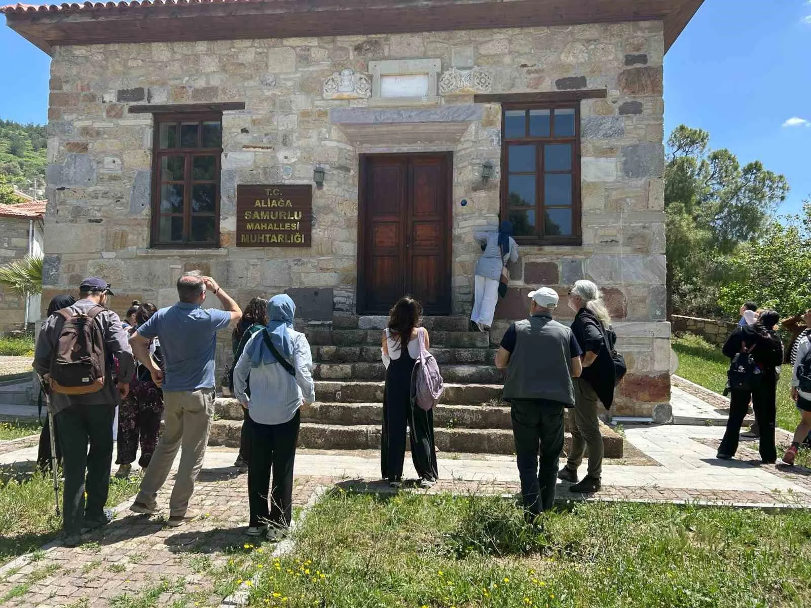 TÜRK VE İSLAM SANATLARI ANA BİLİM DALI’NDAN DOÇ. DR. HASAN UÇAR VE DR. ÖĞR. ÜYESİ ERTAN DAŞ’IN KATILIMIYLA DÜZENLENEN PROGRAM KAPSAMINDA ÖĞRENCİLER, ALİAĞA’NIN FARKLI MAHALLELERİNDE YER ALAN KÜLTÜREL MİRAS UNSURLARINI YERİNDE İNCELEME FIRSATI BULDU.
