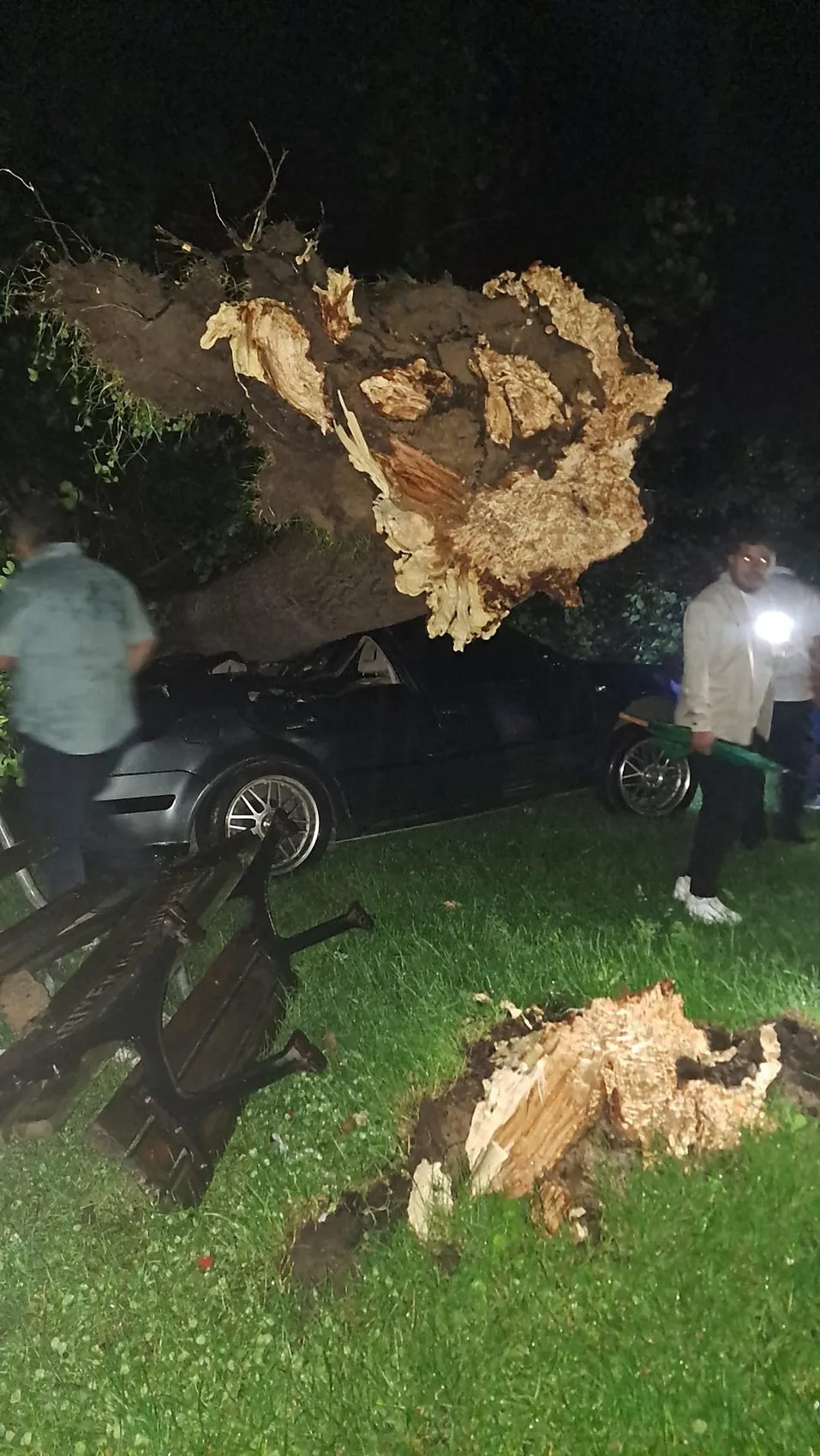 Bartın'da fırtına araçları hurdaya çevirdi