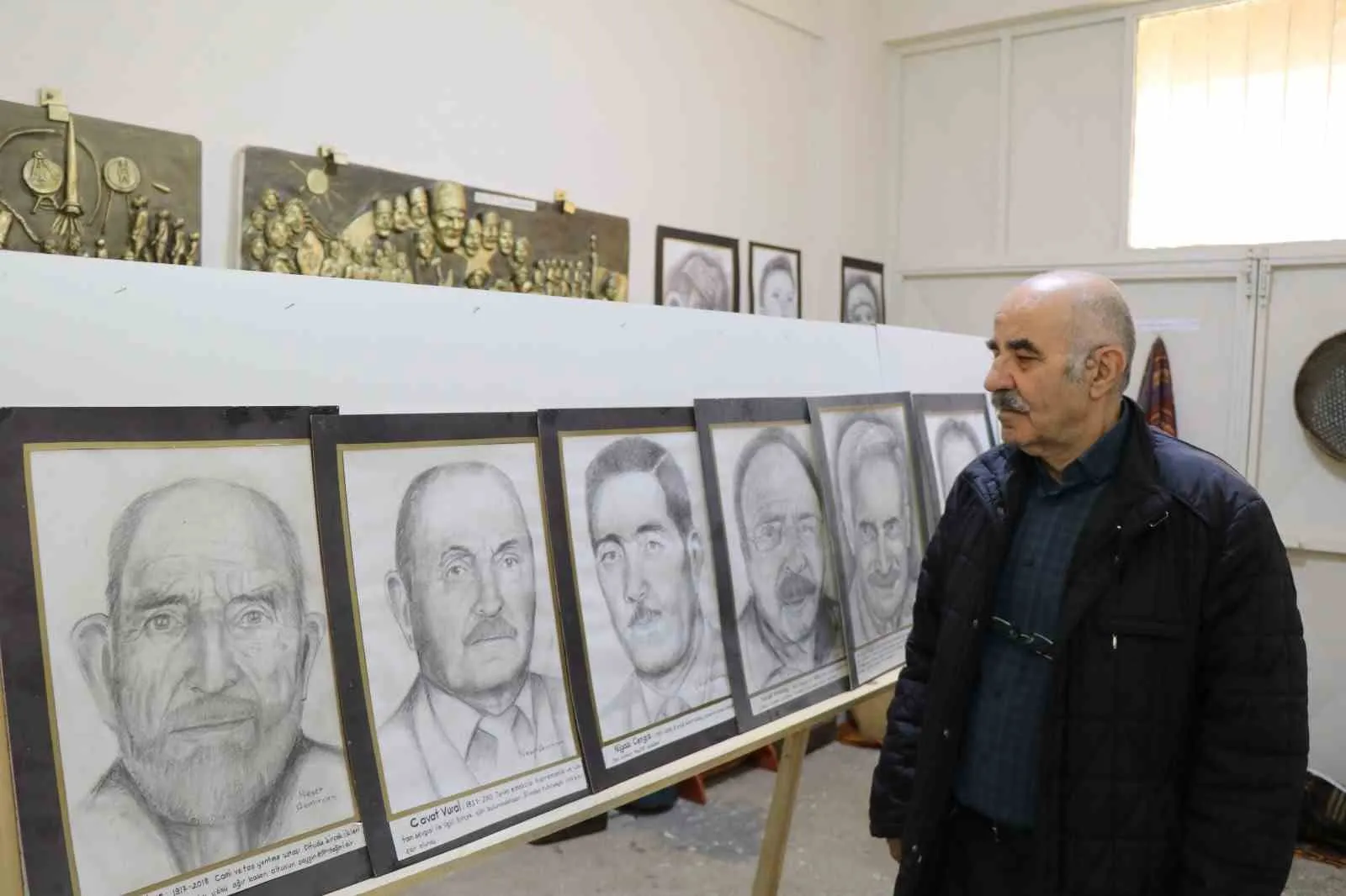 OLTULU EMEKLİ RESİM ÖĞRETMENİ NEŞAT DEMİRCAN TARAFINDAN HAZIRLANAN SOSYAL İÇERİKLİ RÖLYEF, HEYKEL VE KARAKALEM ÇALIŞMALARINDAN OLUŞAN SERGİ SANATSEVERLERLE BULUŞTU.