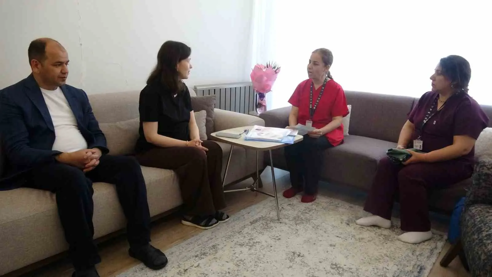 MALATYA'DA SAĞLIK ÇALIŞANLARI GEBELİK SÜRECİNDEKİ ANNE ADAYLARINI EVLERİNDE ZİYARET EDEREK ANNE-BEBEK SAĞLIĞINA YÖNELİK BİLGİLENDİRME ÇALIŞMALARI GERÇEKLEŞTİRİYOR.