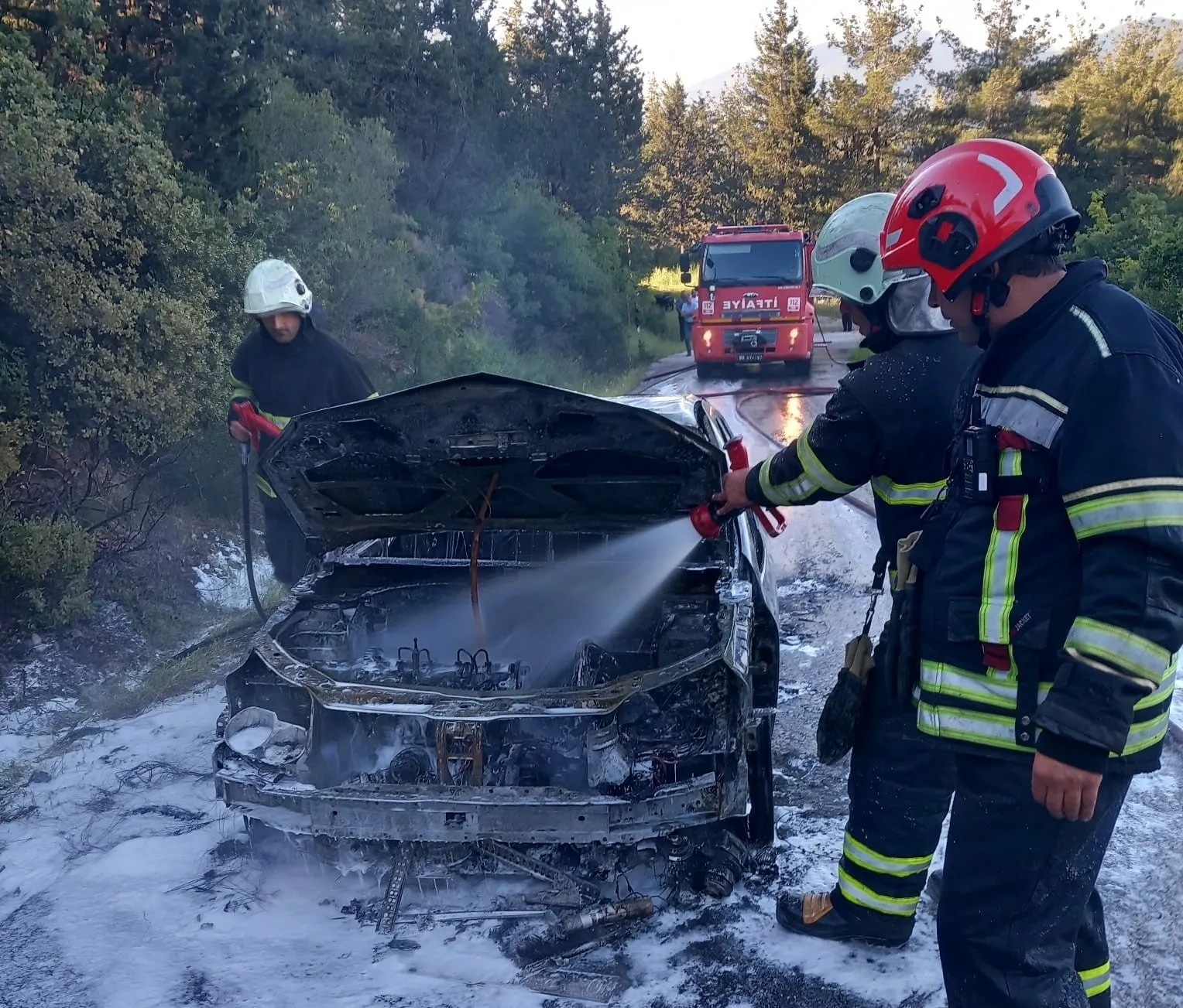 Osmaniye yayla yolunda korkutan araç yangını