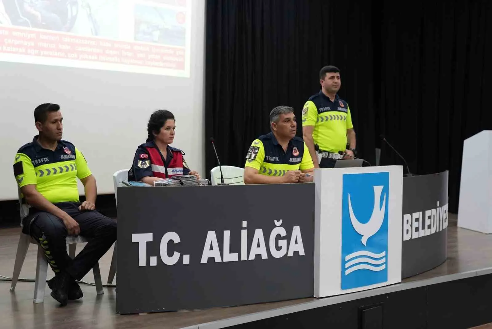 ALİAĞA BELEDİYESİ PERSONELİNE YÖNELİK JANDARMA GENEL KOMUTANLIĞI ASAYİŞ DAİRE BAŞKANLIĞI KOORDİNESİNDE TRAFİK GÜVENLİĞİ VE KADINA YÖNELİK ŞİDDETLE MÜCADELE KONULARINDA BİLGİLENDİRME SEMİNERİ DÜZENLENDİ.